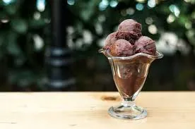 ÇİKOLATALI DONDURMA